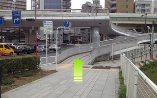 5）歩道橋を上る