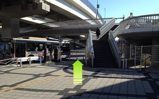 9）交差点を越えずに道なりに右方向へ（歩道橋の脇）