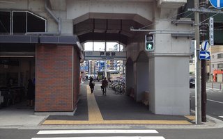 1）京急線戸部駅改札口を出て右方向へ