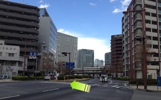 3）戸部7丁目交差点の横断歩道を左に渡る