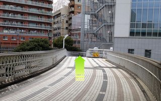 7）スロープと階段があるのでスロープを使って歩道橋を下る