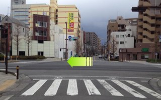 8）国道1号線にぶつかったら横断歩道を渡らずに左折