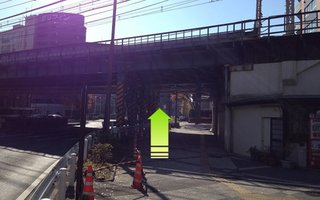 8）歩道橋を下ったらガードを通過して高島町交差点へ