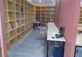 図書室に講師が常駐