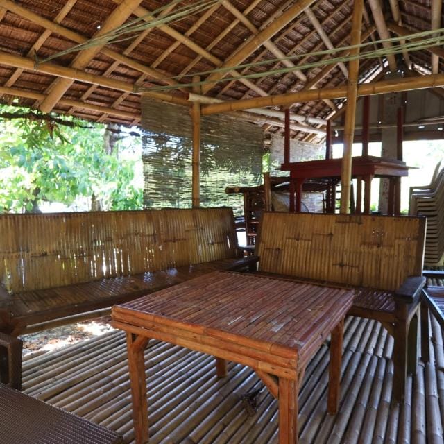 屋外ラウンジ兼喫煙所