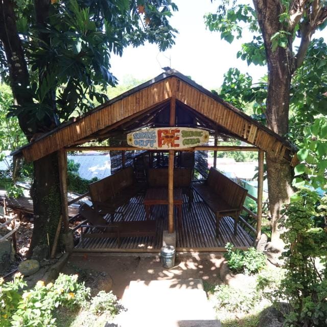 屋外ラウンジ兼喫煙所