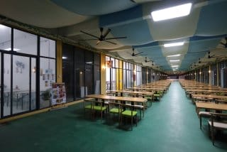 学校内に多くのお店が出店