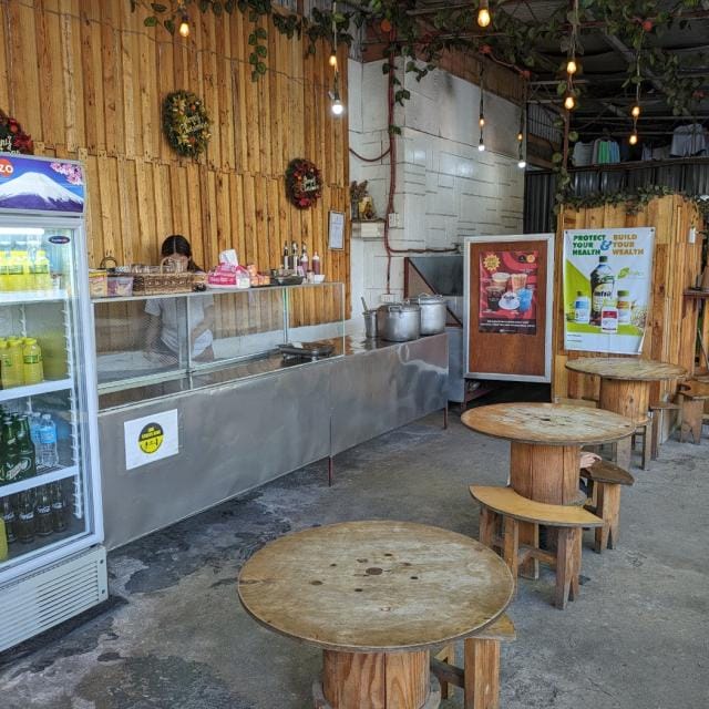 学校前の売店(Small shop)（徒歩5分圏内）