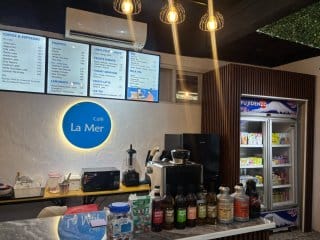 売店も併設のお洒落なカフェ