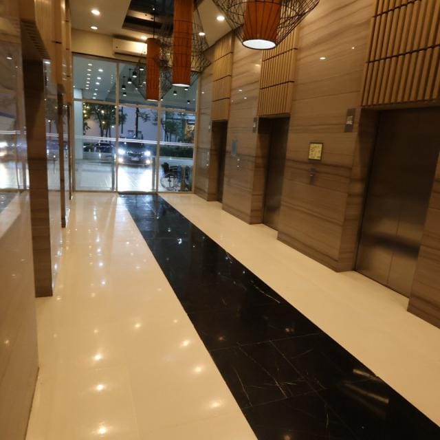 学校入居ビルエントランス