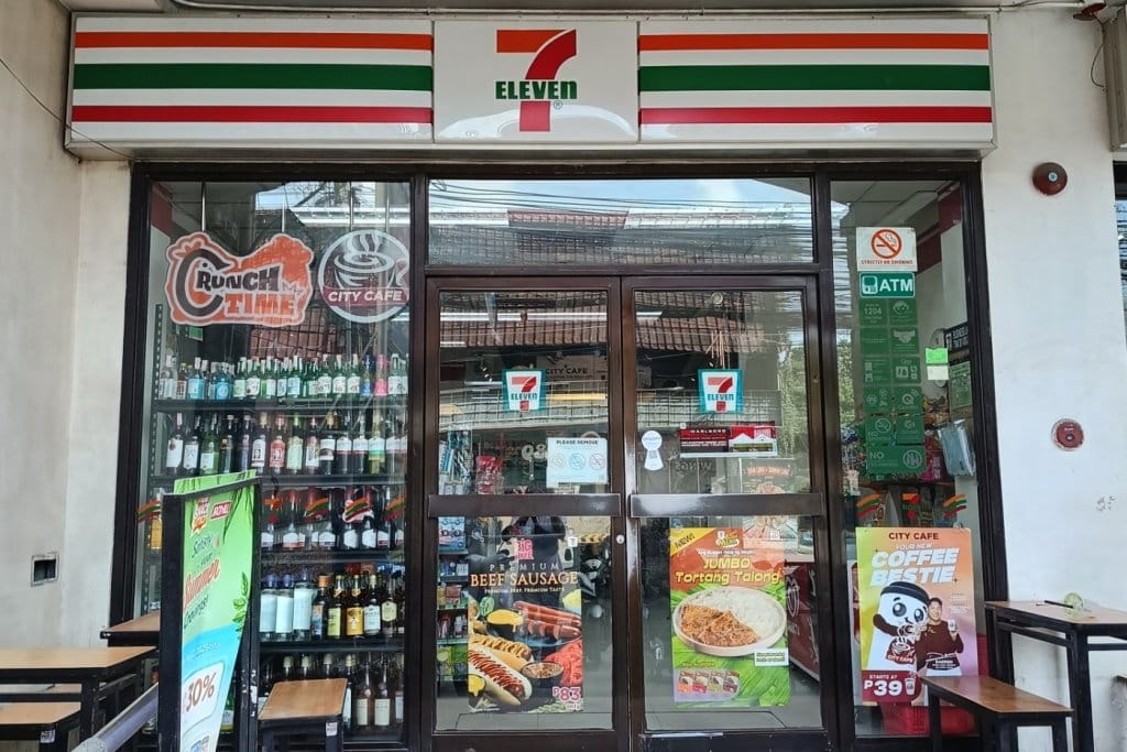 徒歩5分程度のコンビニエンスストア