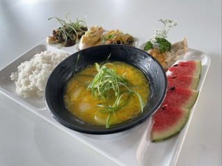 学食クオリティを越えたビュッフェスタイルの食事