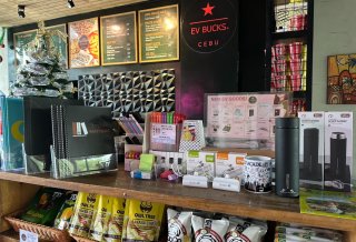 売店も併設のEV BUCKS Cafe