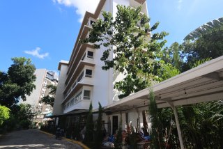 新築ビルディングを建設中