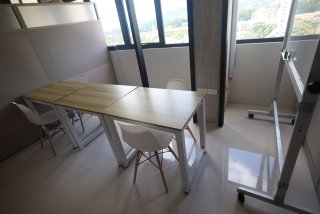 大きな窓がある開放感のある教室