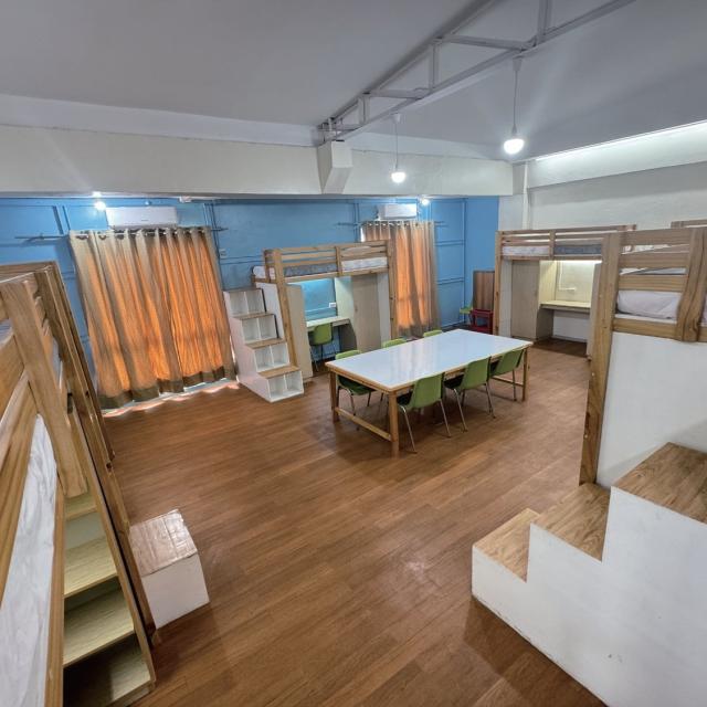 学生寮6人部屋