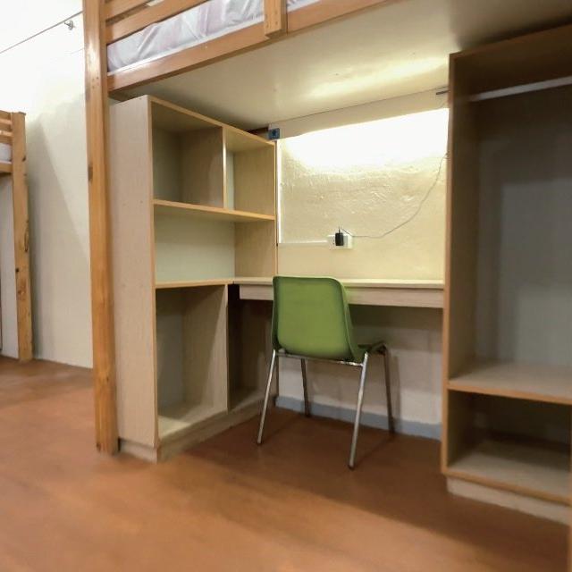学生寮6人部屋